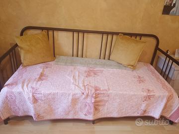 divano2post letto  aperto a casset più 2 comodini 