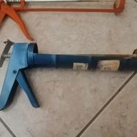 Coppia di pistole per silicone in metallo manuali.