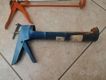 Coppia di pistole per silicone in metallo manuali.