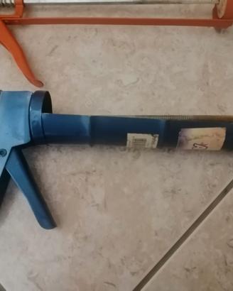 Coppia di pistole per silicone in metallo manuali.