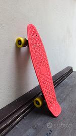 Mini skateboard rosso e giallo 