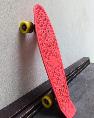 Mini skateboard rosso e giallo 