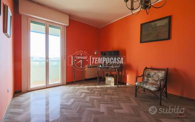 AMPIO QUADRILOCALE ULTIMO PIANO - PRONTO ALL'USO