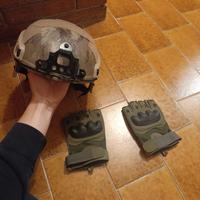 elmetto tattico swat softair  e guanti tattici 