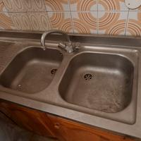 Lavello in acciaio con sgocciolatoio