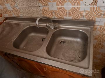Lavello in acciaio con sgocciolatoio
