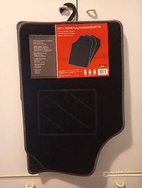 Set di 4 tappetini nuovi per auto in moquette.