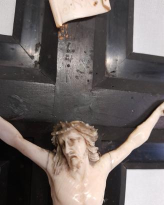 CRISTO IN AVORIO SU CROCE LIGNEA EBANIZZATA E