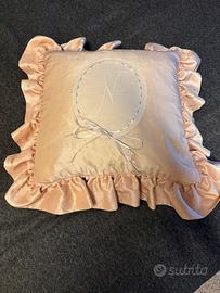 Cuscino in raso rosa, con  iniziale N