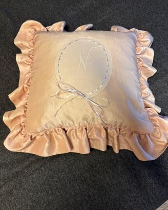 Cuscino in raso rosa, con  iniziale N