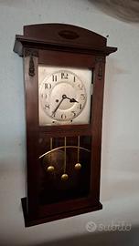 Antico orologio a pendolo