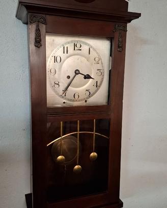Antico orologio a pendolo