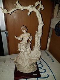 Statua che raffigura la donna autentica   Giuseppe