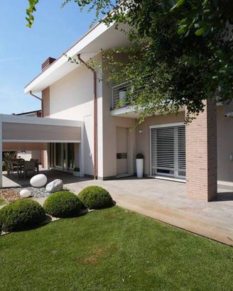 Villa di 250 m² con più di 5 locali e box auto a G