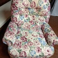 Poltrona dondolo tessuto floreale con poggiapiedi