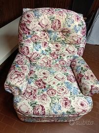 Poltrona dondolo tessuto floreale con poggiapiedi
