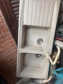 Lavabo doppia vasca con rubinetto