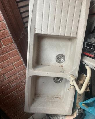 Lavabo doppia vasca con rubinetto
