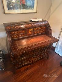 Bureau intersiato in mogano del XIX secolo