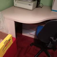 scrivania in legno con cassettiera