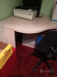 scrivania in legno con cassettiera