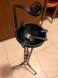 Portacenere da terra vintage in ferro battuto