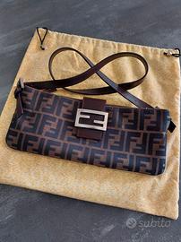 Borsa a spalla FENDI baguette in tela monogram