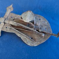 Grande antica serratura chiavistello per portone