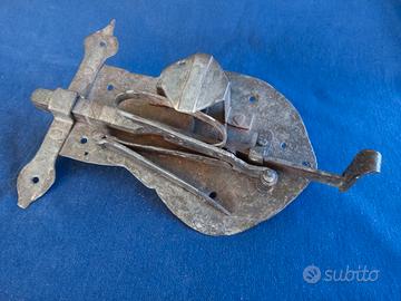 Grande antica serratura chiavistello per portone