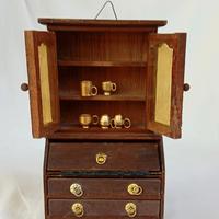 Mobiletto per casa delle bambole e tazzine on otto