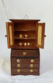 Mobiletto per casa delle bambole e tazzine on otto