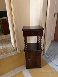 Mobiletto alto antico con colonne in legno