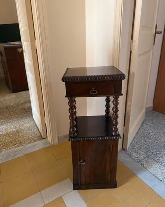 Mobiletto alto antico con colonne in legno