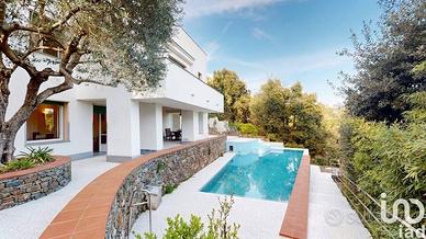 Villa di 457 m² con più di 5 locali e box auto a A