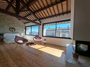 Elegante dimora di design immersa nel verde