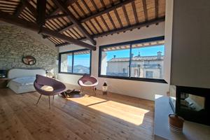 Elegante dimora di design immersa nel verde