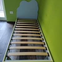 Letto, comodino e mensole