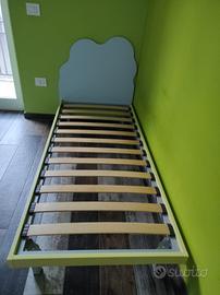 Letto, comodino e mensole