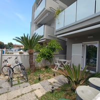 Prima fila mare piano terra con giardino