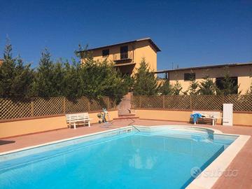 Villa indipendente con piscina, 2 ettari di terren