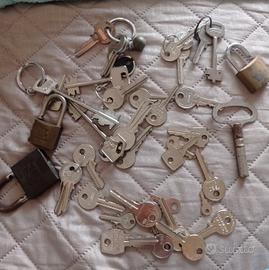 Assortimento vario di chiavi vintage 