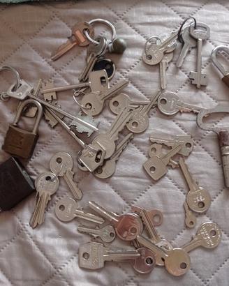 Assortimento vario di chiavi vintage 