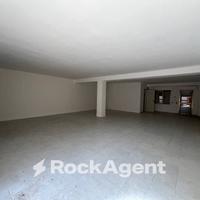 FUNZIONALE LOCALE COMMERCIALE, DUE AMPIE VETRATE.