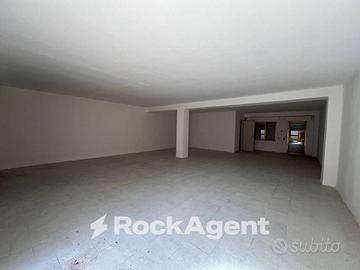 FUNZIONALE LOCALE COMMERCIALE, DUE AMPIE VETRATE.