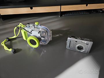 Macchina fotografica Pentax e custodia Sub