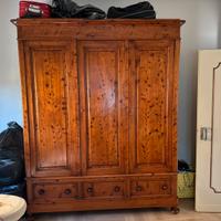 Armadio antico in legno massello