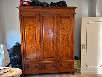 Armadio antico in legno massello