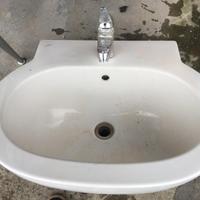 Lavandino con miscelatore