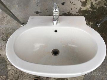 Lavandino con miscelatore