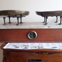 Bilancia a due piatti in ottone